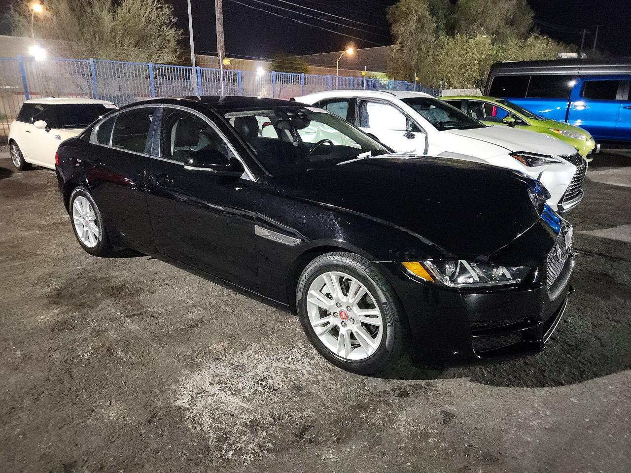 2017 Jaguar Xe Premium - zdjęcie 4