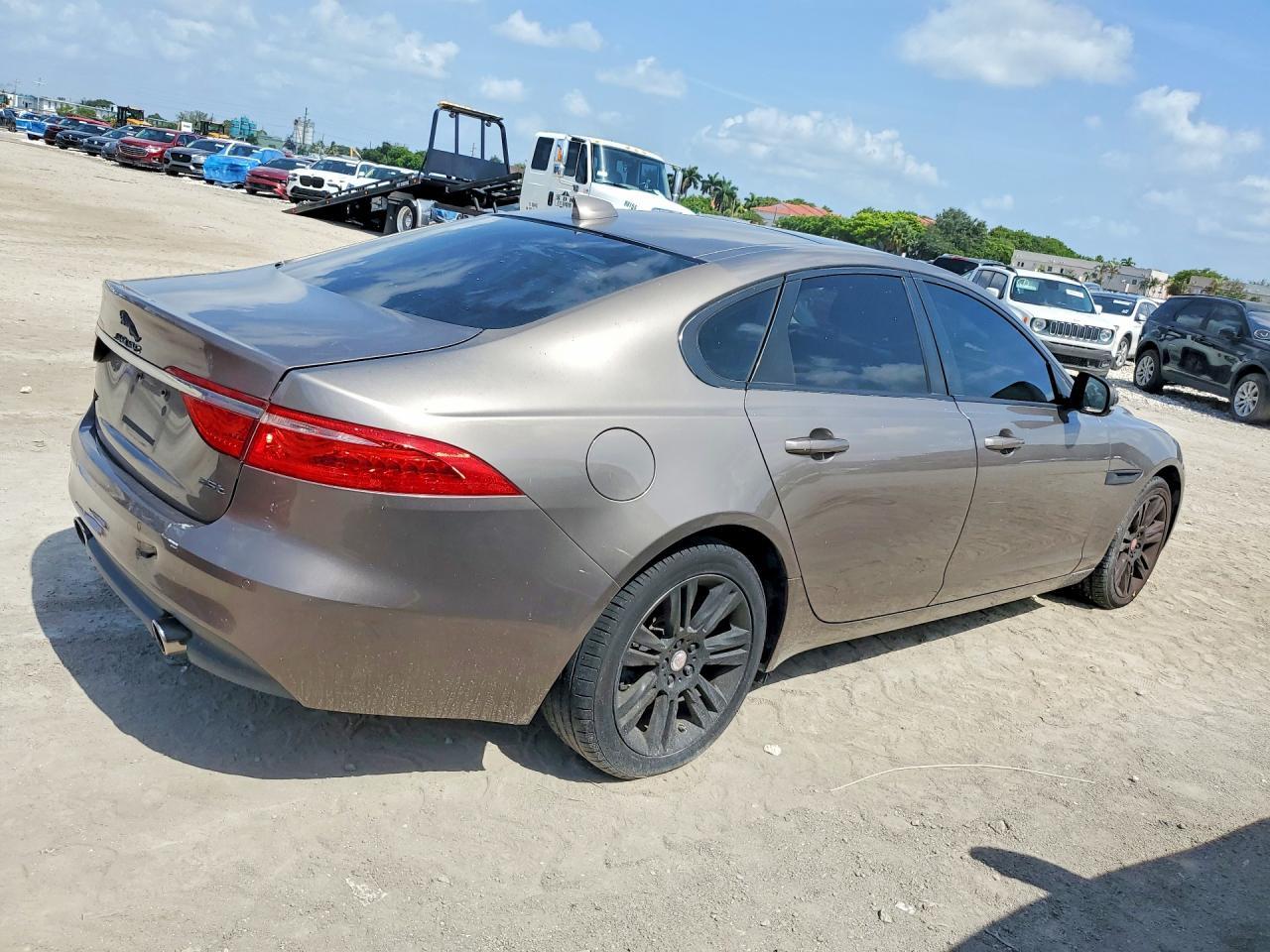 2017 Jaguar Xf Premium - zdjęcie 3