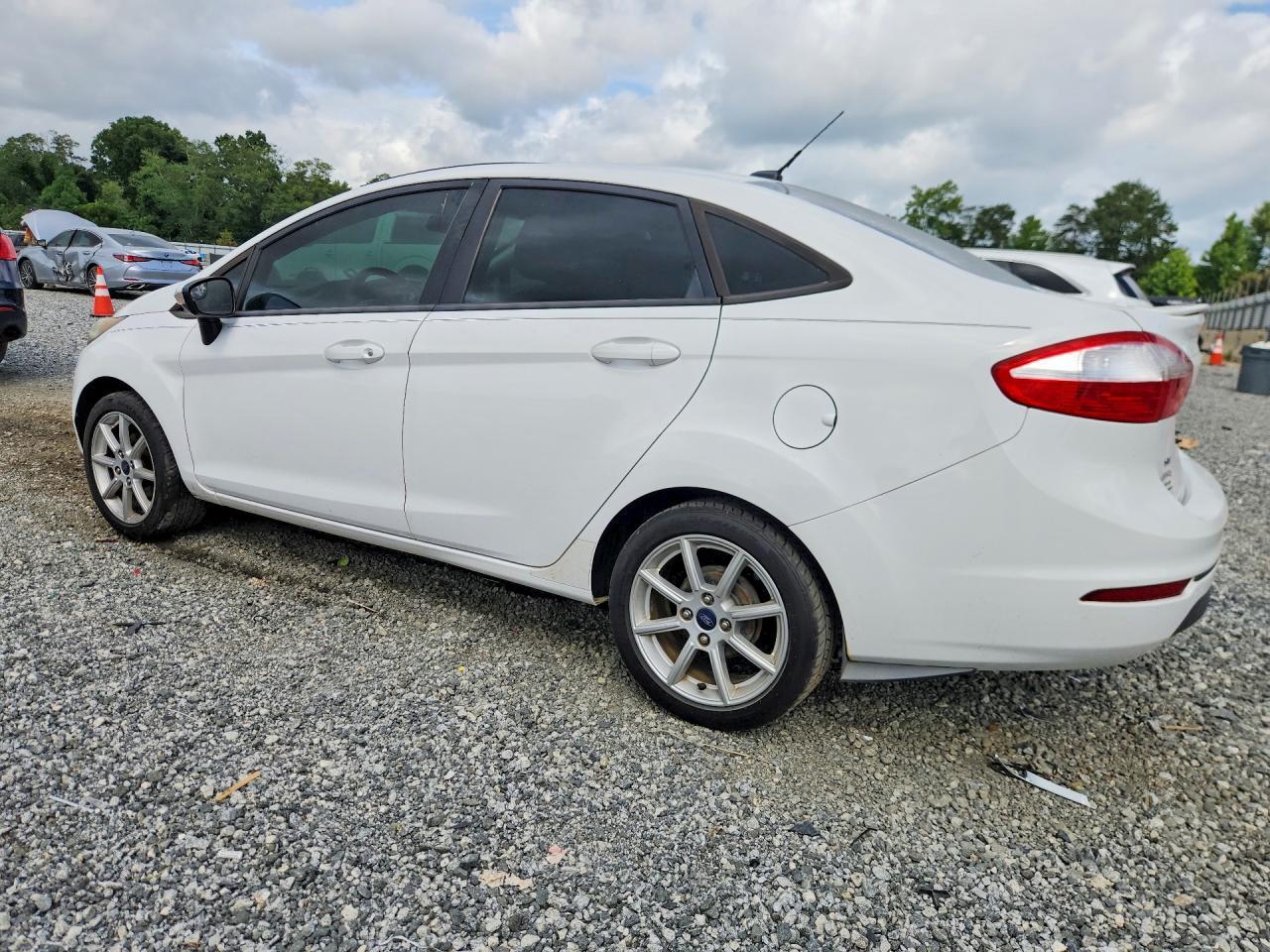 2015 Ford Fiesta Se - zdjęcie 2