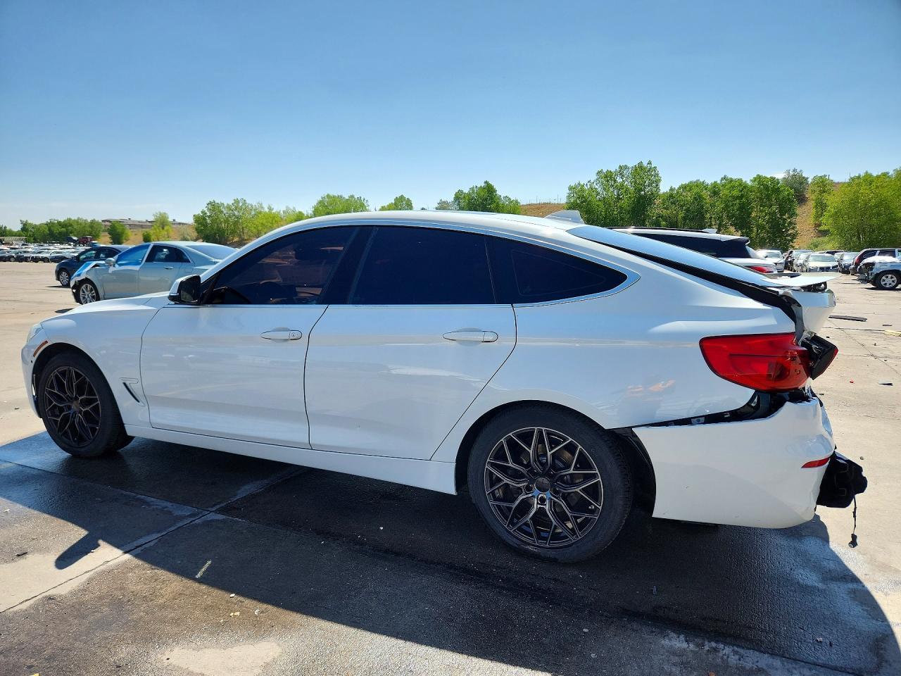 2017 BMW 330 Xigt - zdjęcie 2