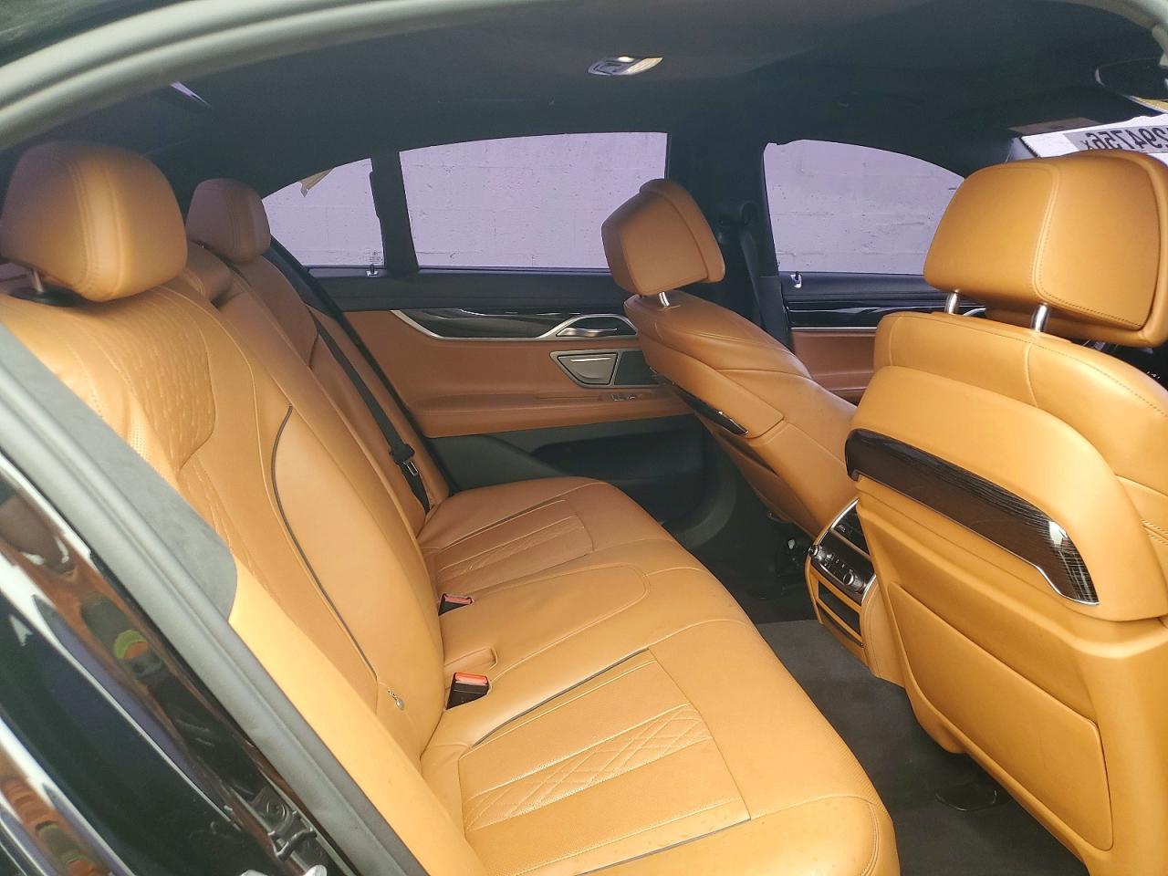 2016 BMW 750 Xi - zdjęcie 10