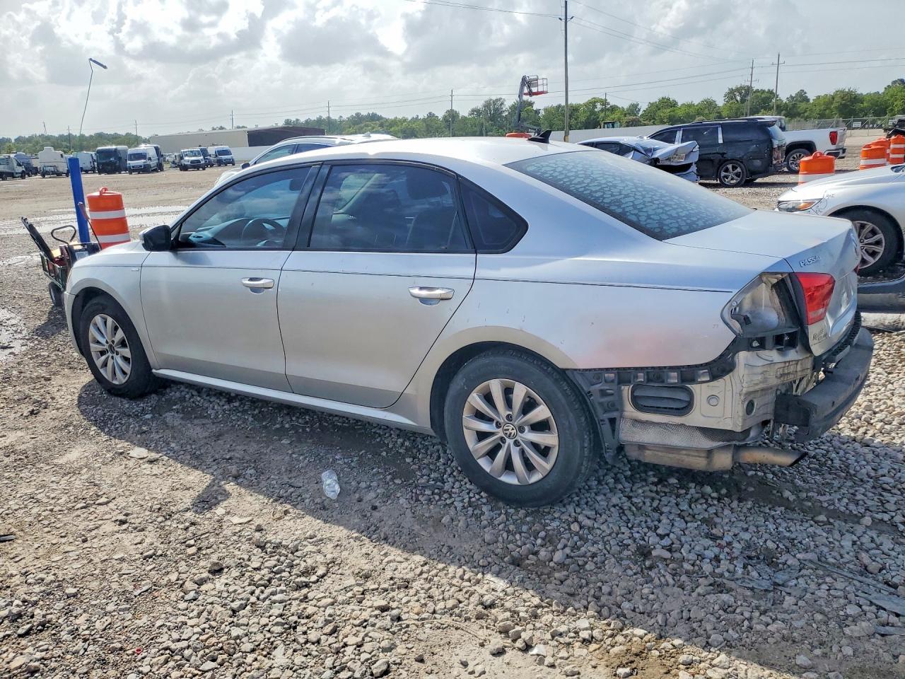 2015 Volkswagen Passat S - zdjęcie 2