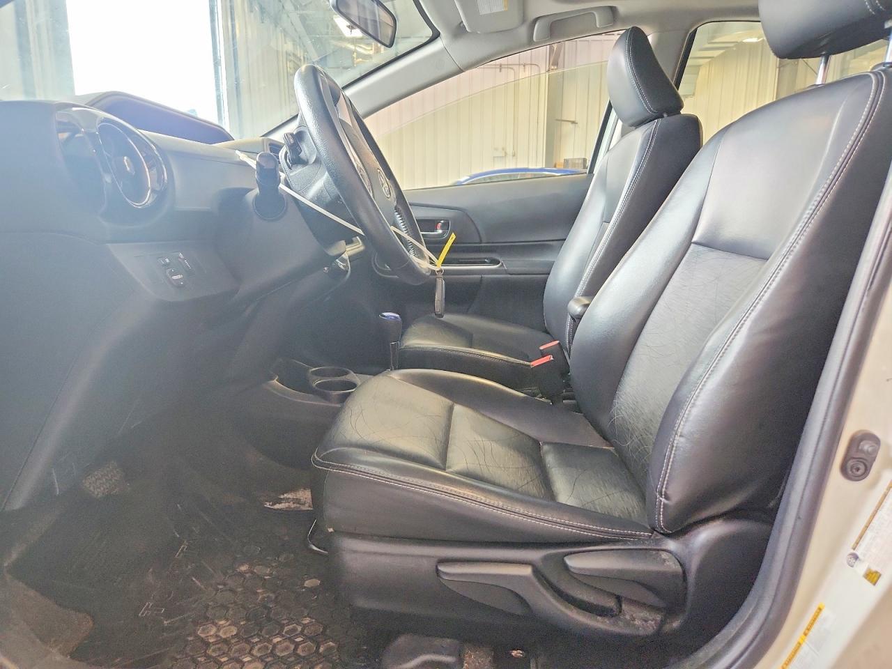 2015 Toyota Prius C One - zdjęcie 7