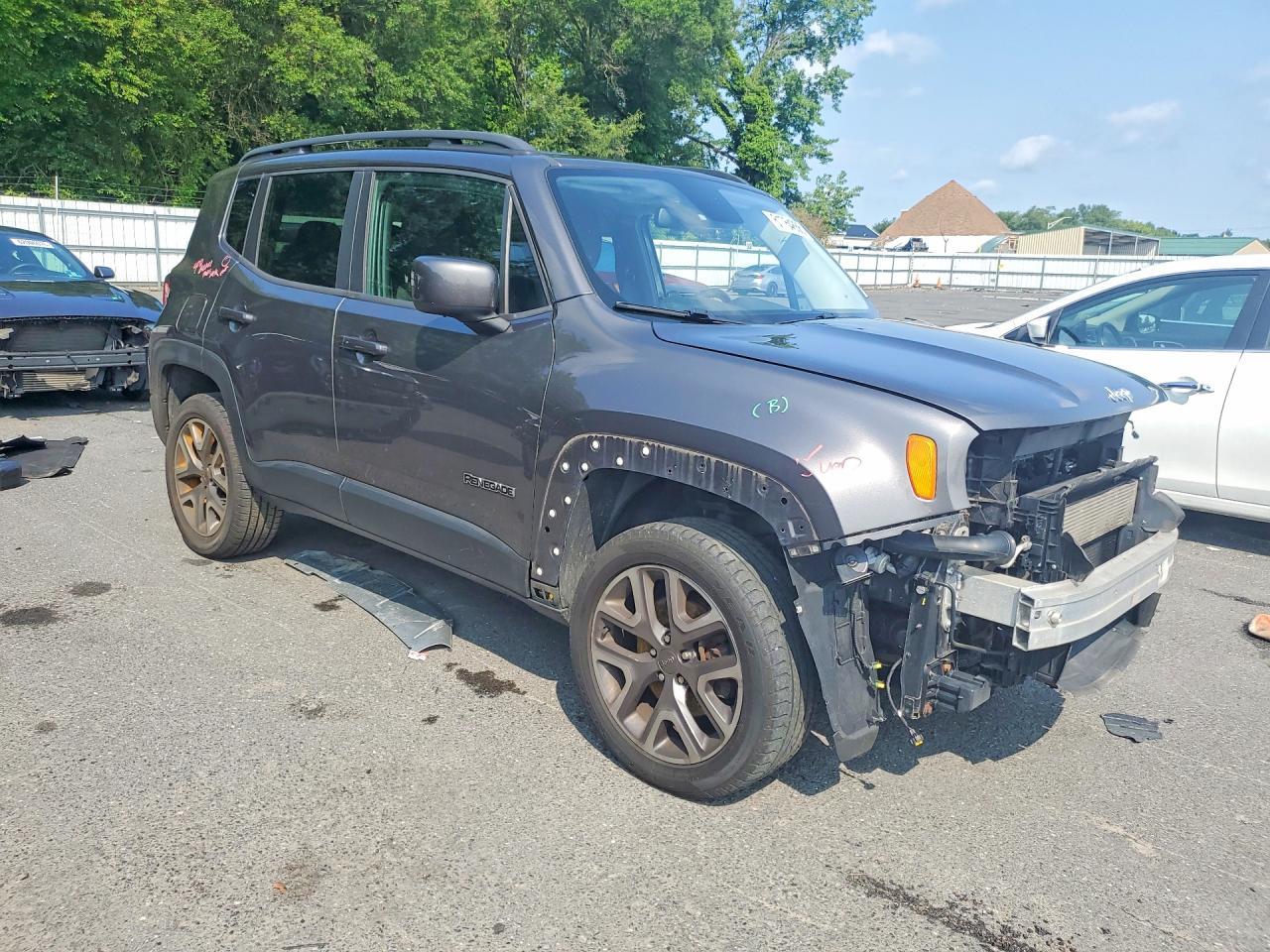 2016 Jeep Renegade Latitude - zdjęcie 4