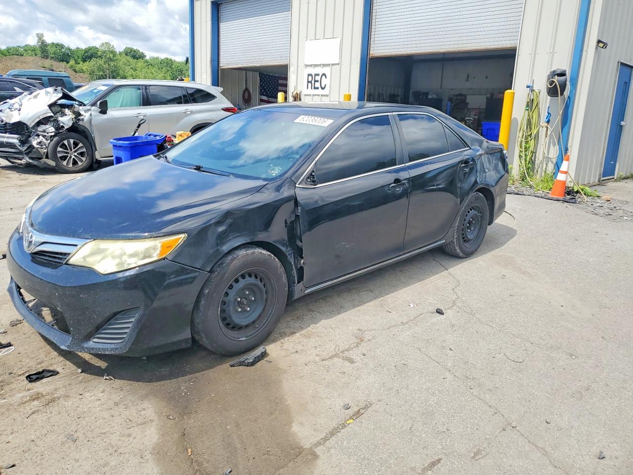 2014 Toyota Camry Le - zdjęcie główne