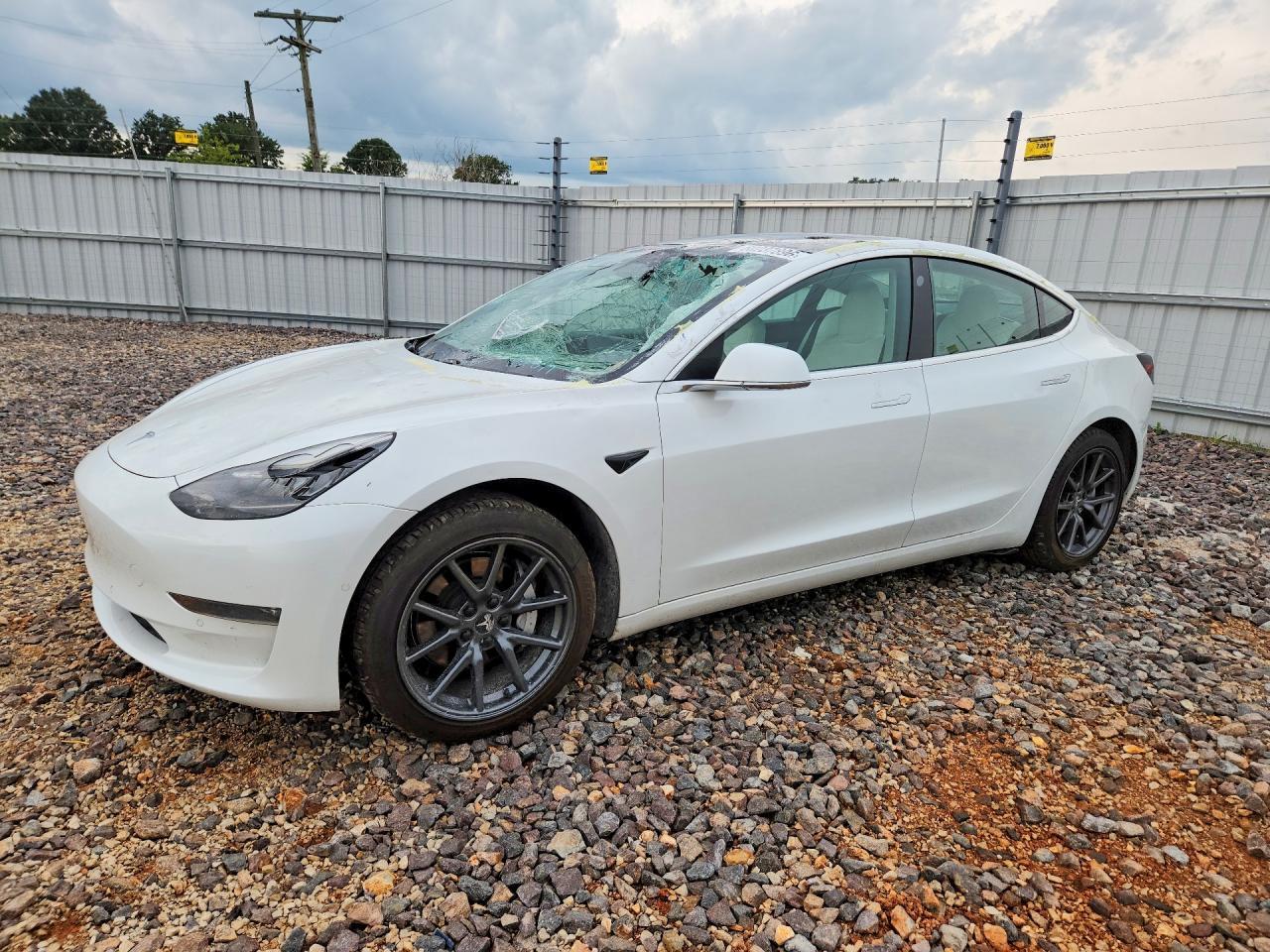 2020 Tesla Model 3 - zdjęcie główne