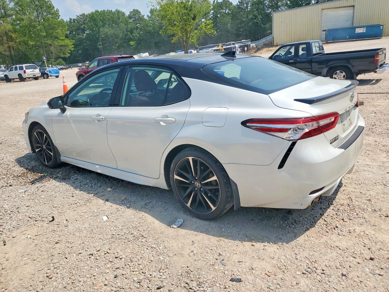 2020 Toyota Camry Xse - zdjęcie 2