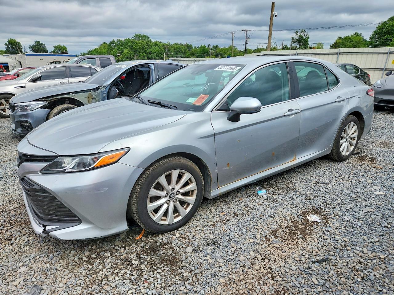 2018 Toyota Camry Le - zdjęcie główne