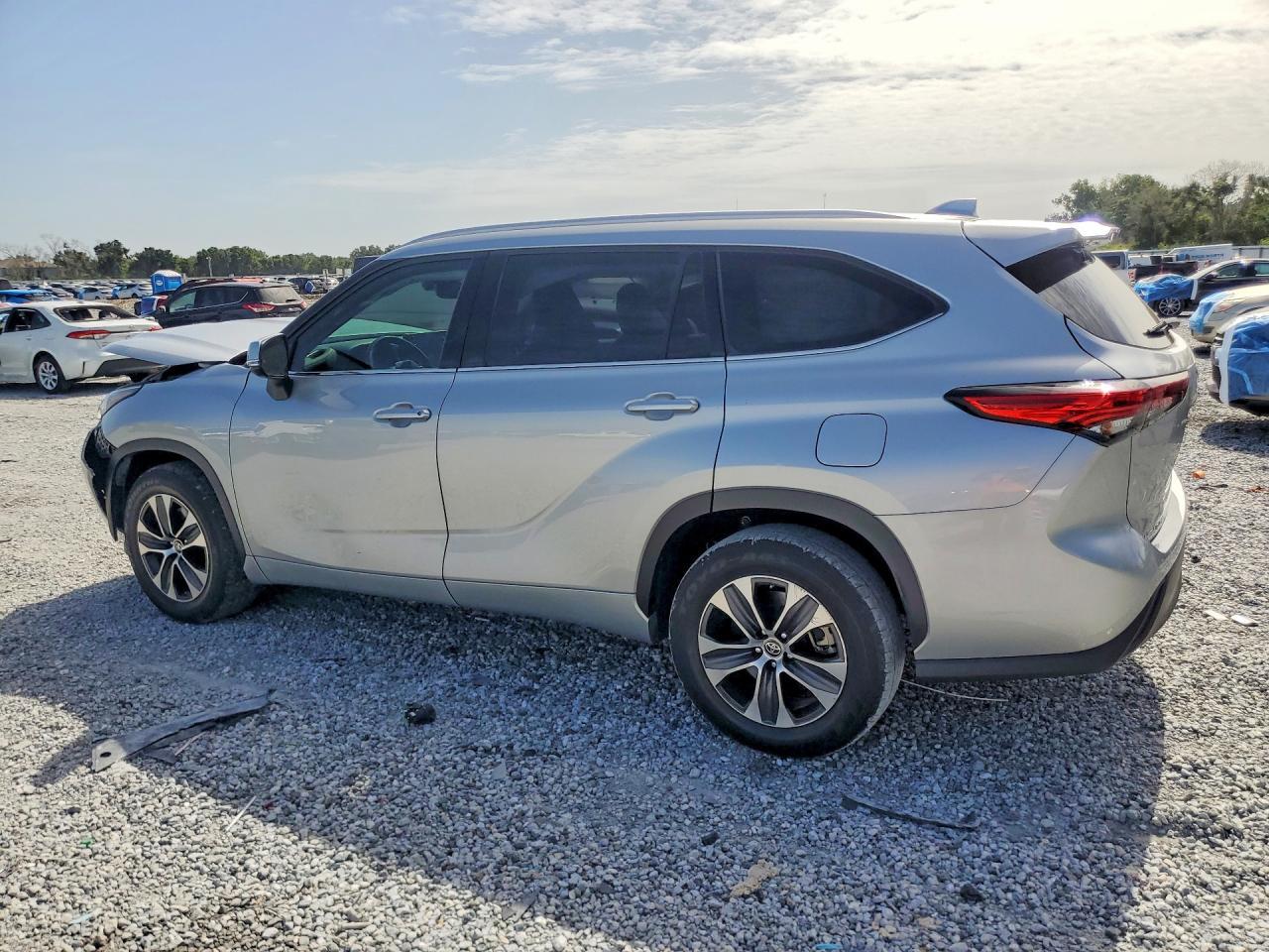 2022 Toyota Highlander Xle - zdjęcie 2