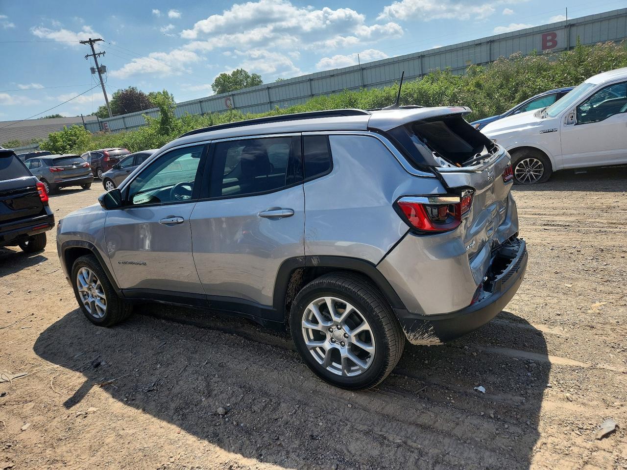 2022 Jeep Compass Latitude Lux - zdjęcie 2