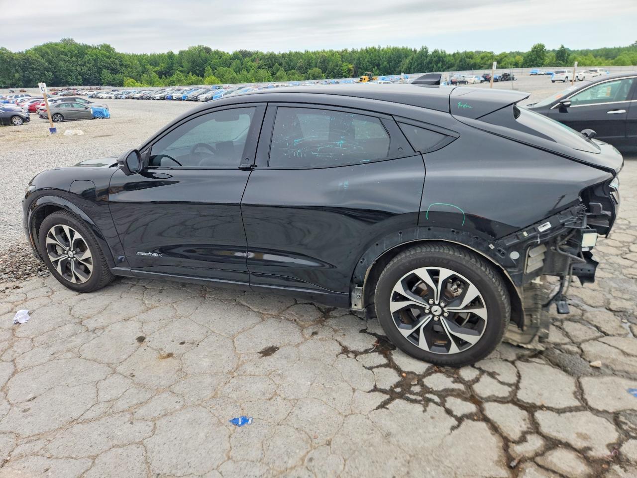 2021 Ford Mustang Mach-E Premium - zdjęcie 2