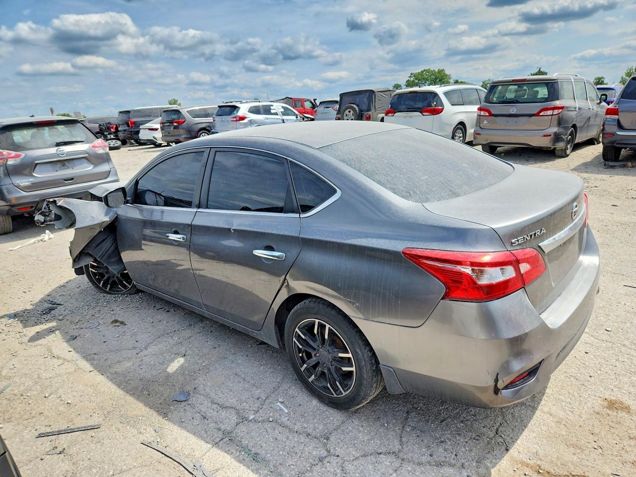 2017 Nissan Sentra S - zdjęcie 2