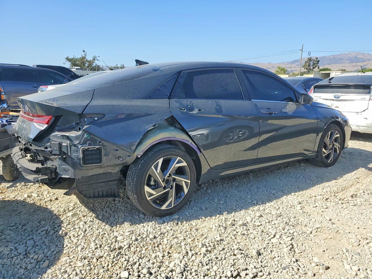 2025 Hyundai Elantra Limited - zdjęcie 3