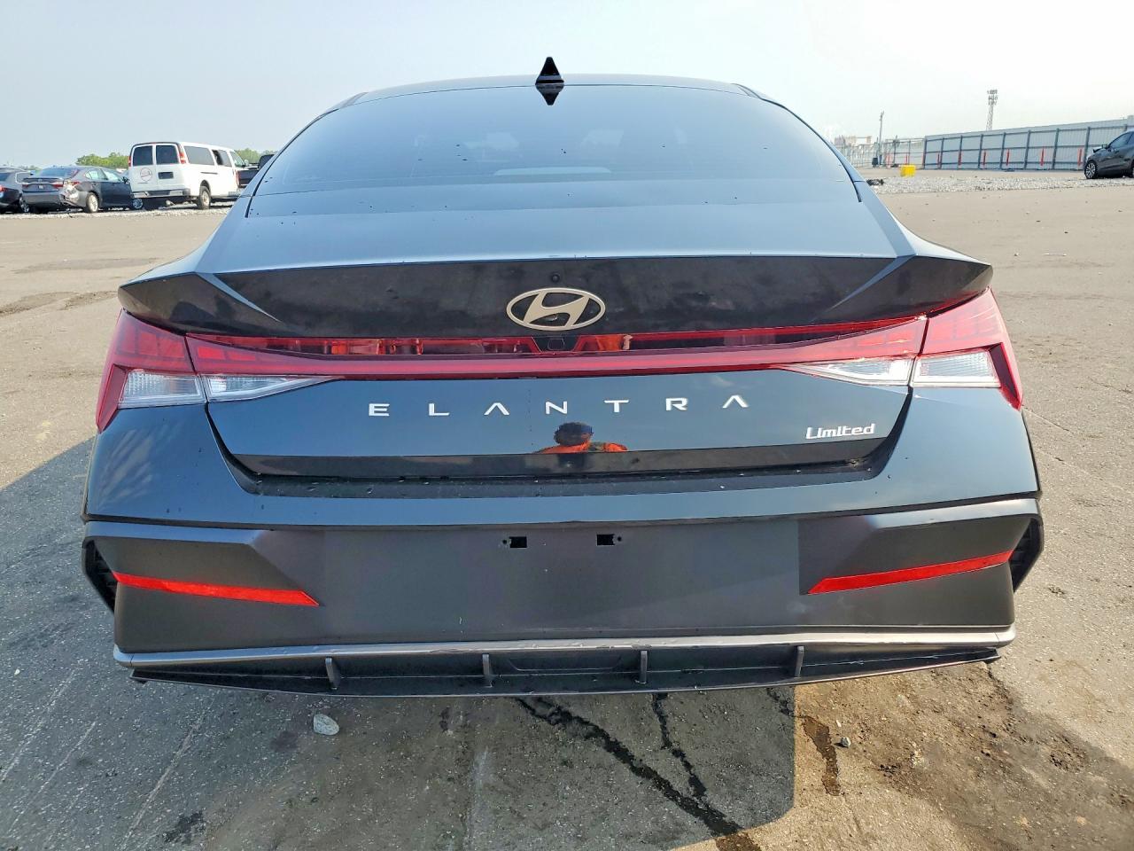 2026 Hyundai Elantra Limited - zdjęcie 6