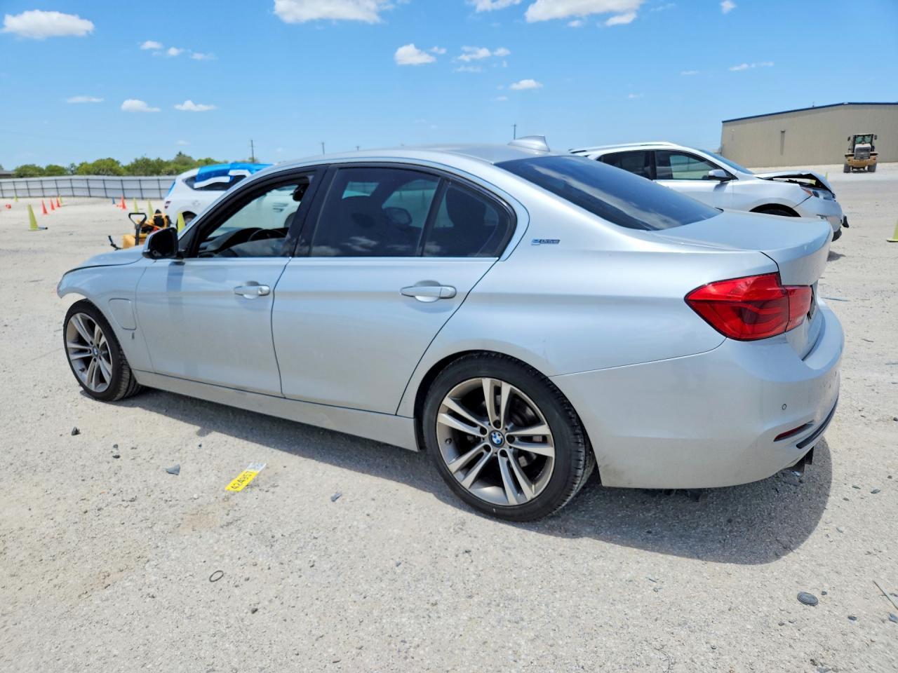 2017 BMW 330E - zdjęcie 2