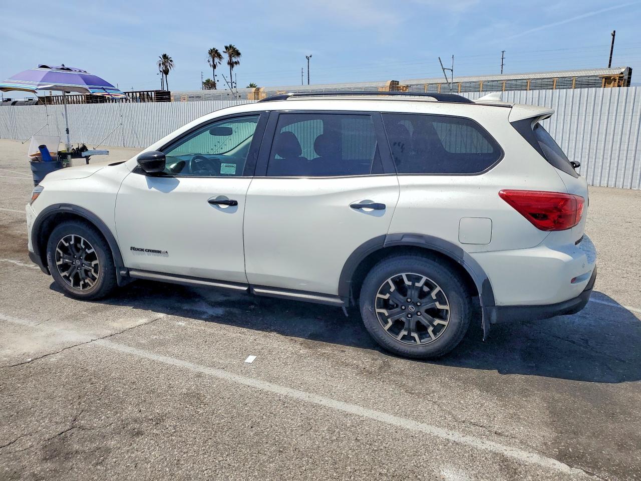 2020 Nissan Pathfinder Sv - zdjęcie 2
