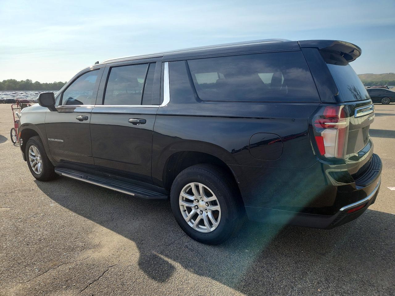 2021 Chevrolet Suburban K1500 Lt - zdjęcie 2