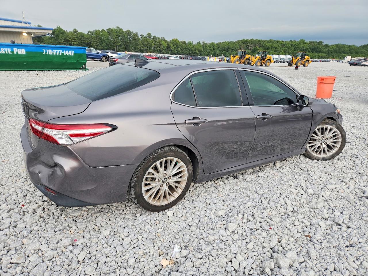 2020 Toyota Camry Xle - zdjęcie 3