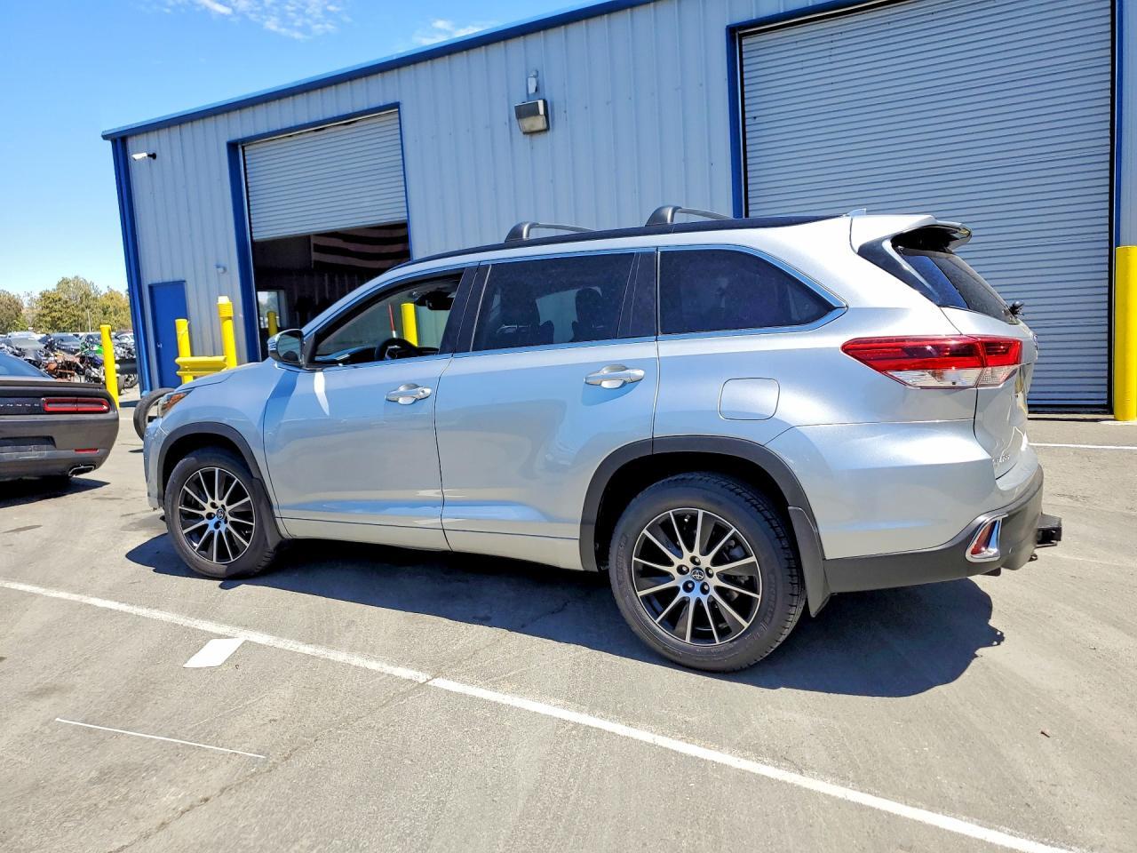 2017 Toyota Highlander Se - zdjęcie 2