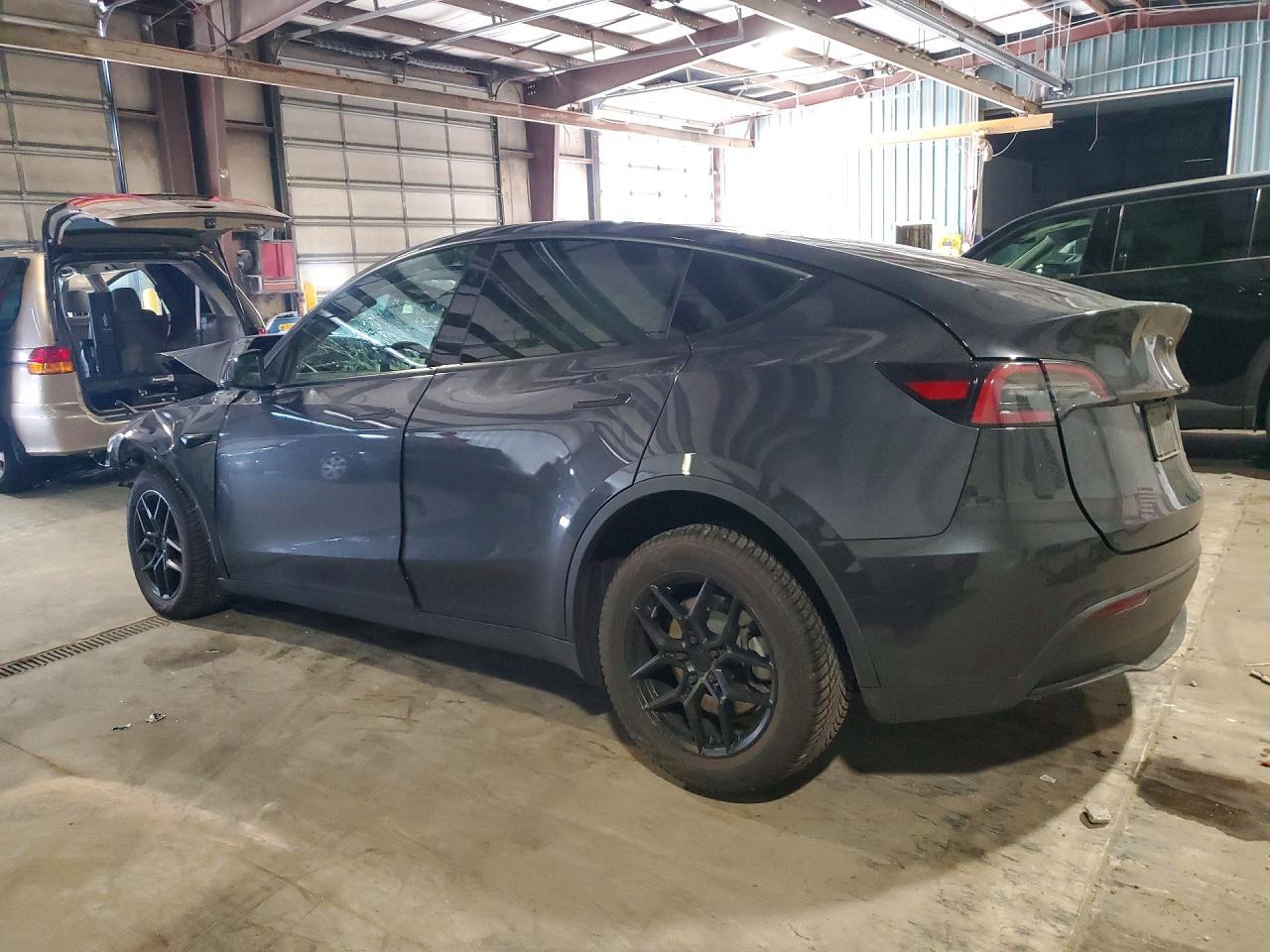 2024 Tesla Model Y - zdjęcie 2