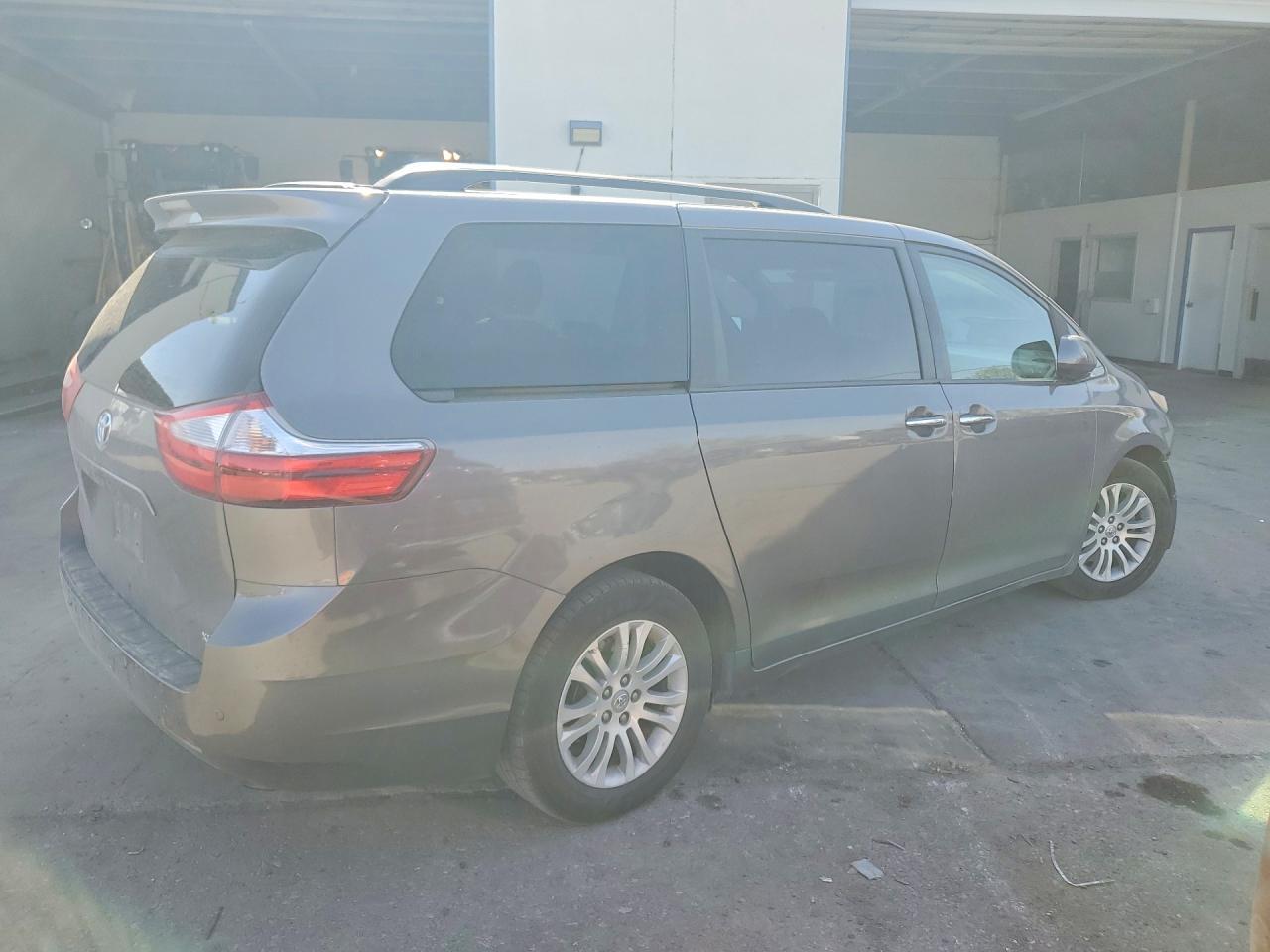 2017 Toyota Sienna Xle Premium 8-Passenger - zdjęcie 3