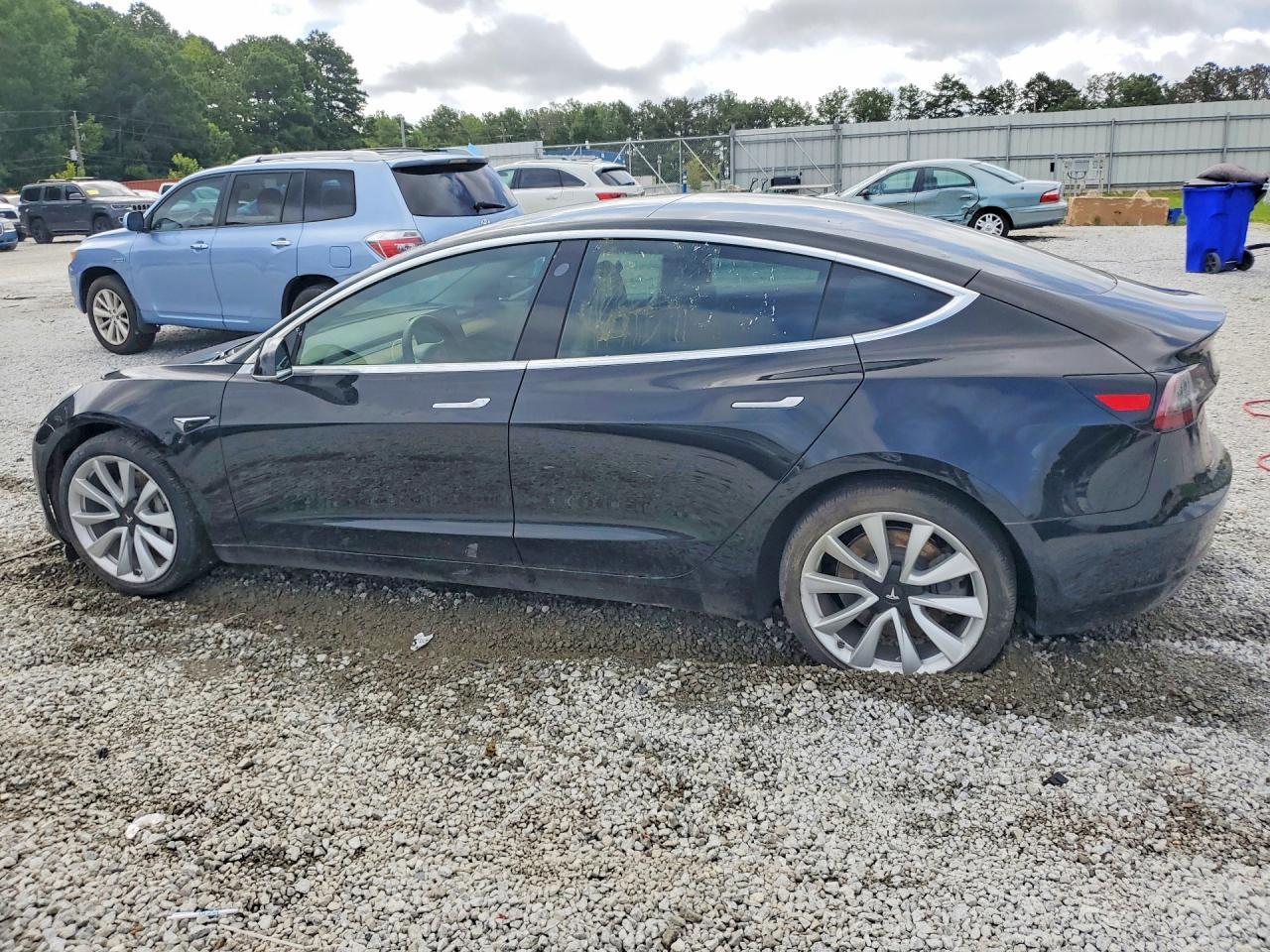 2020 Tesla Model 3 - zdjęcie 2