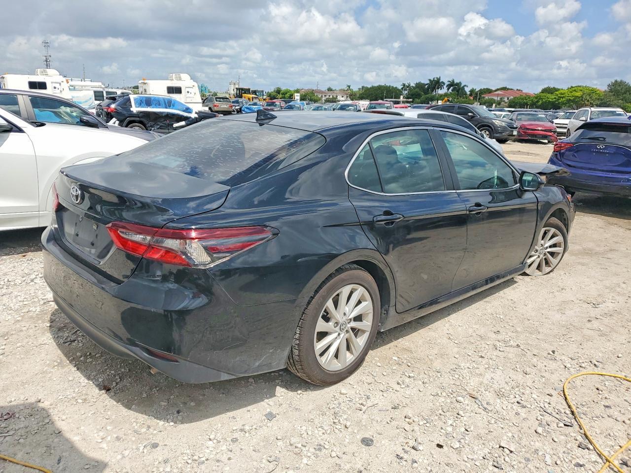 2022 Toyota Camry Le - zdjęcie 5
