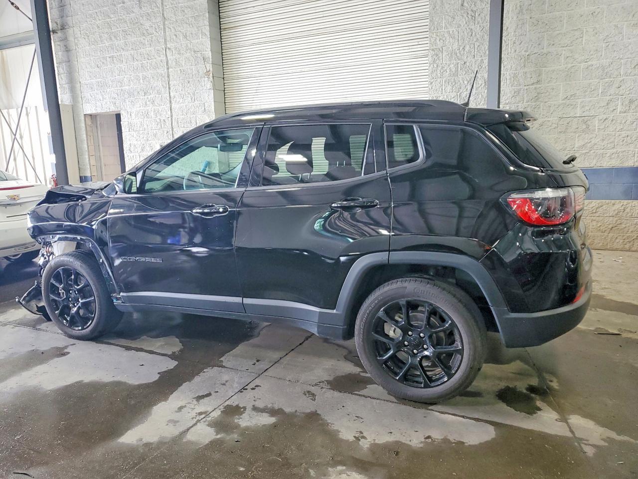 2023 Jeep Compass Latitude - zdjęcie 2