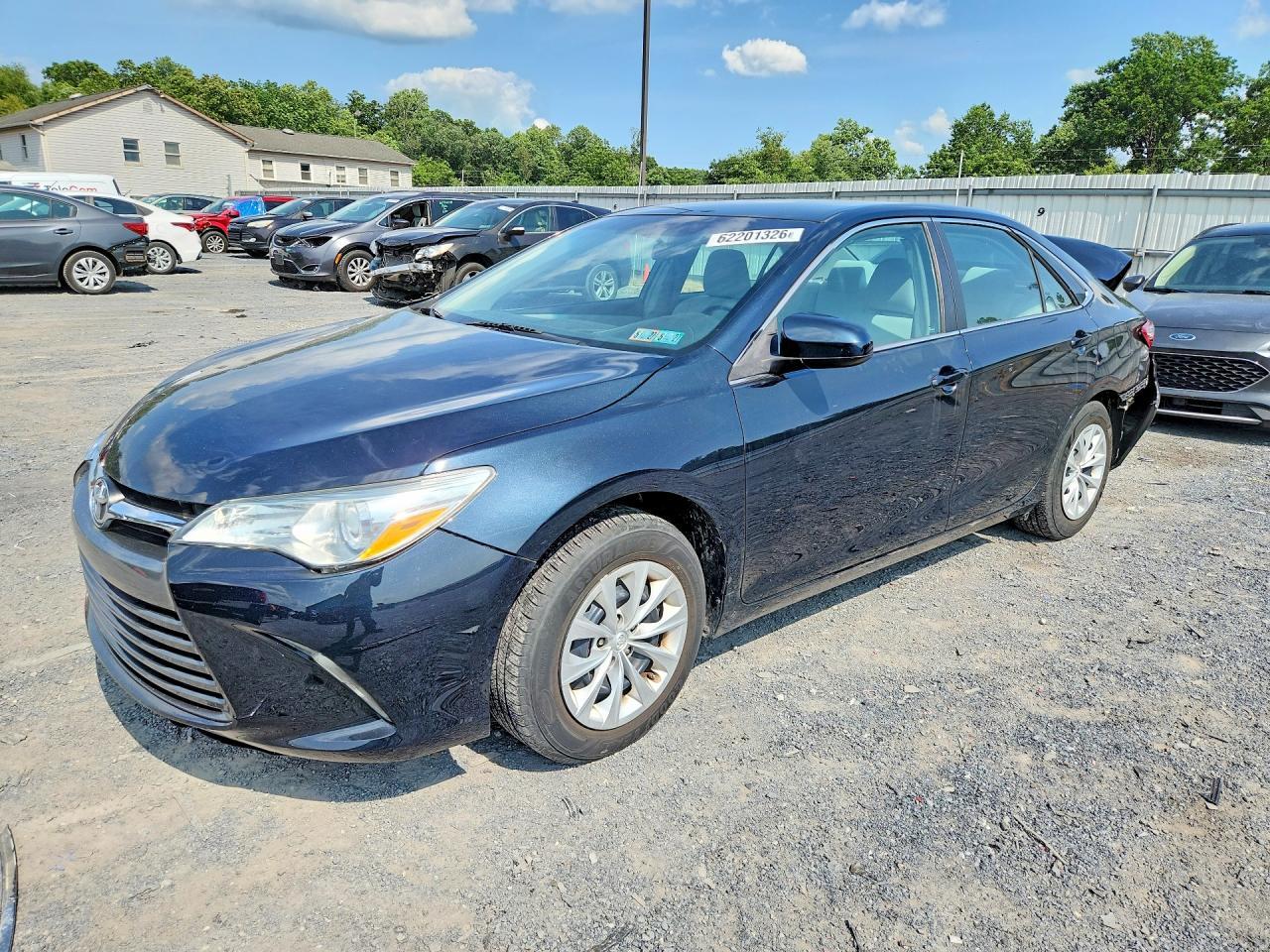 2015 Toyota Camry Le - zdjęcie główne