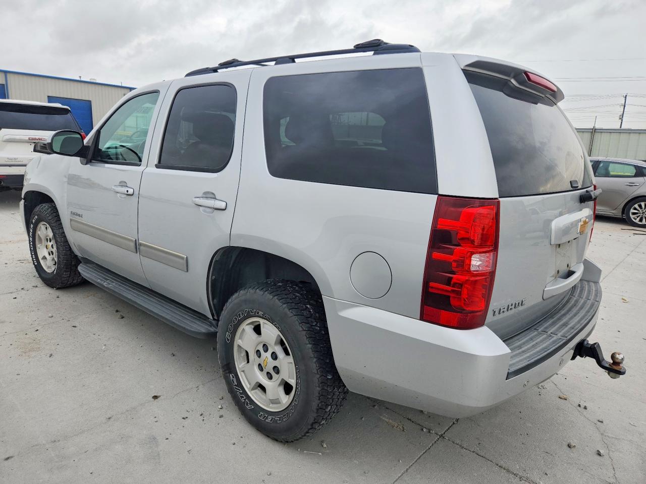 2013 Chevrolet Tahoe C1500 Ls - zdjęcie 2