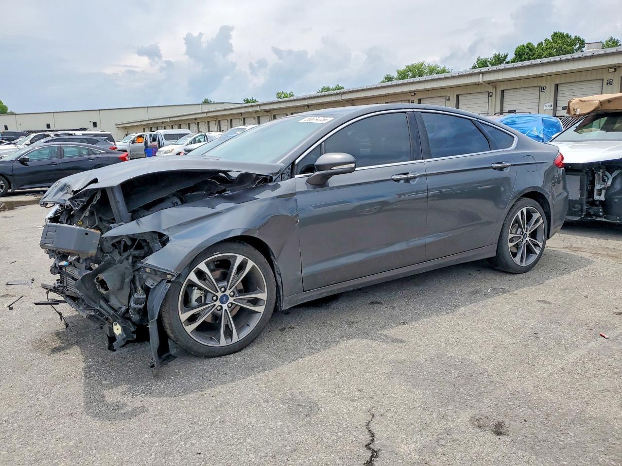 2020 Ford Fusion Titanium - zdjęcie główne