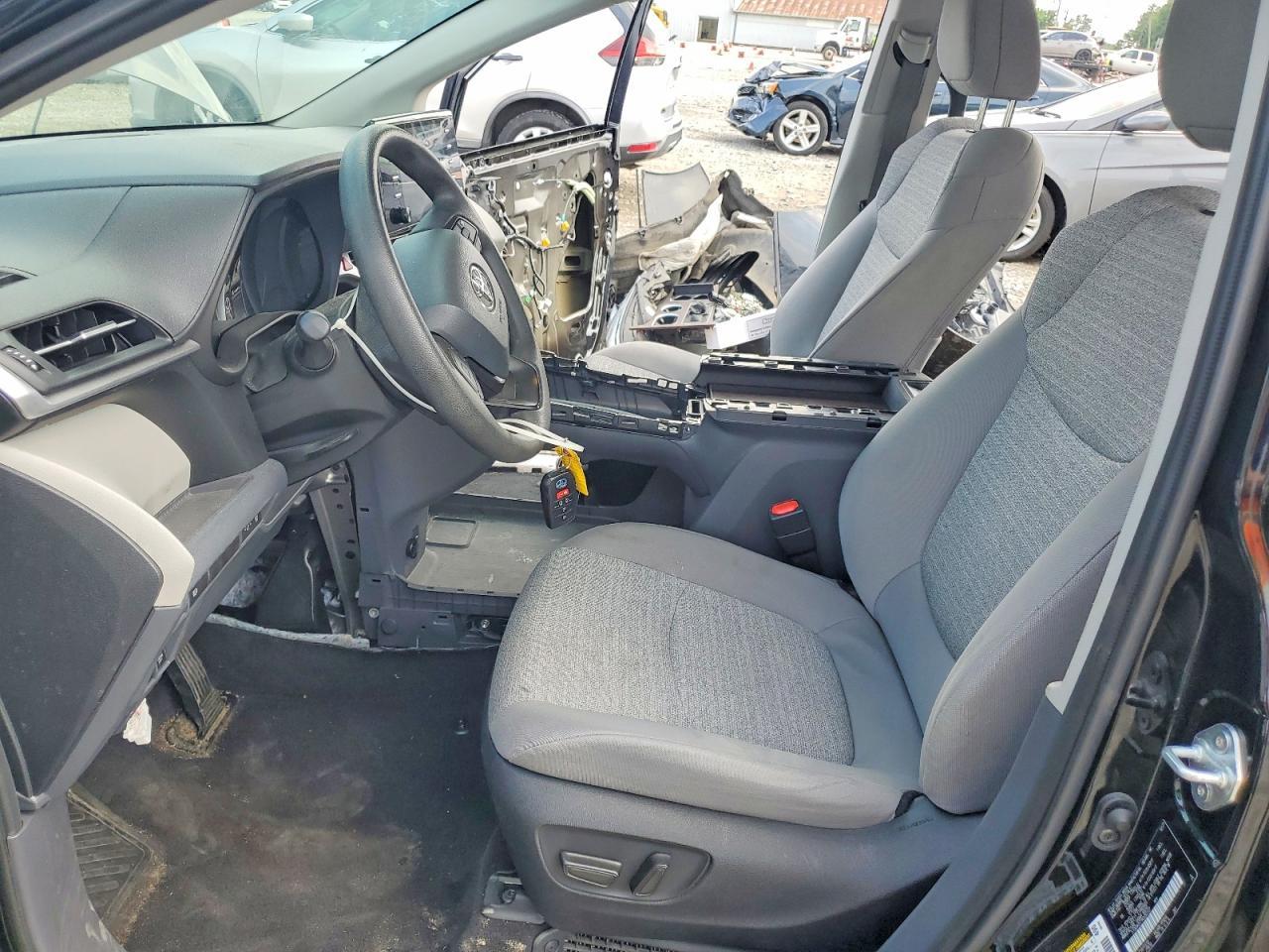 2022 Toyota Sienna Le - zdjęcie 7
