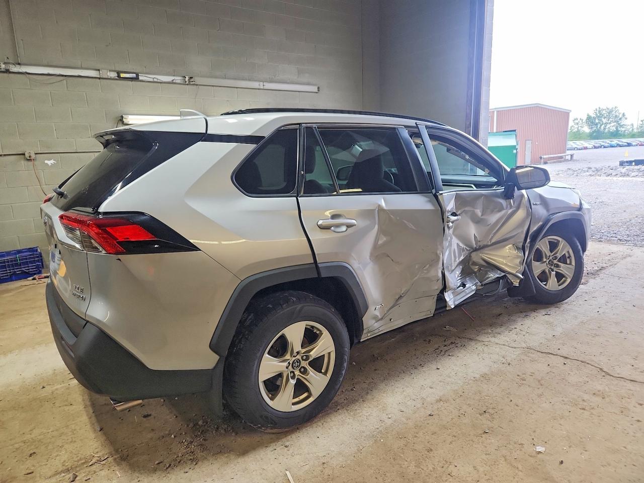 2021 Toyota Rav4 Hybrid Xle - zdjęcie 3