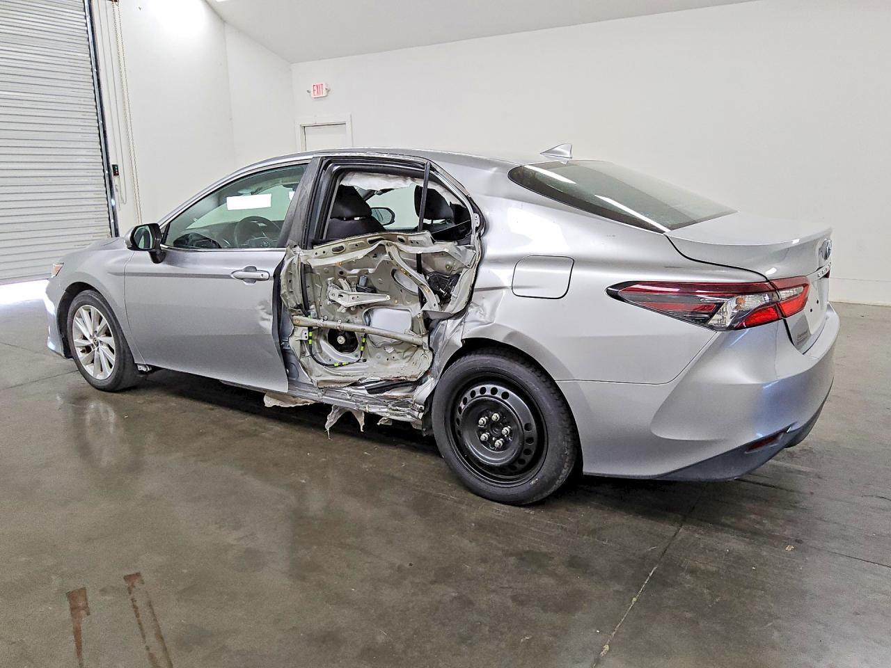 2022 Toyota Camry Le - zdjęcie 2