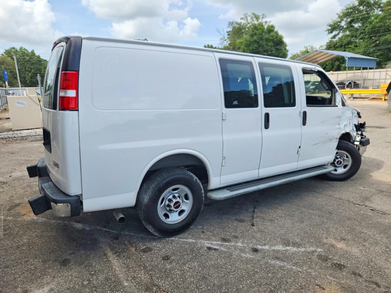 2022 GMC Savana G2500 - zdjęcie 3