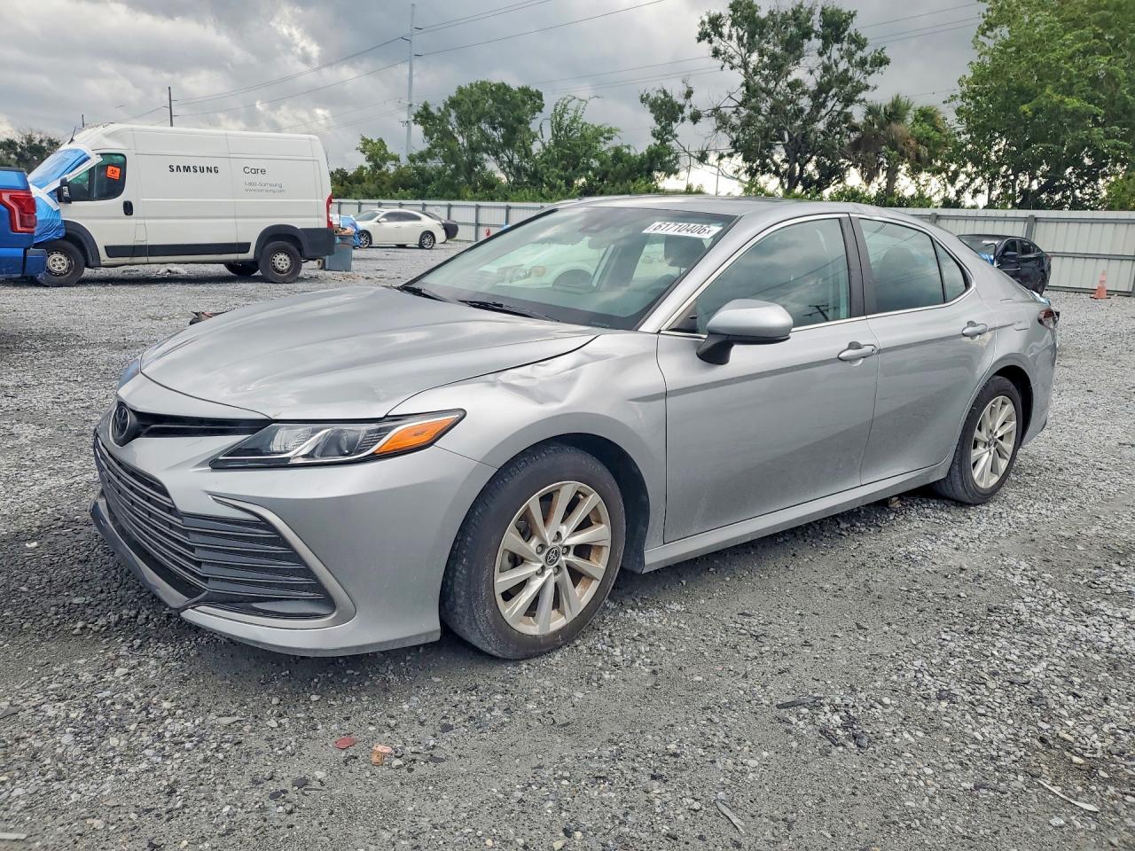 2023 Toyota Camry Le - zdjęcie główne