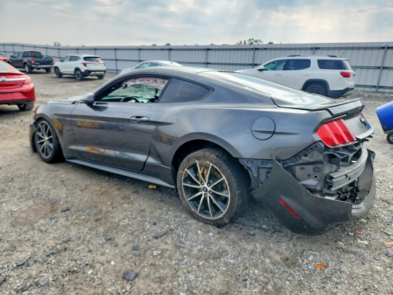 Ford Mustang - zdjęcie 2