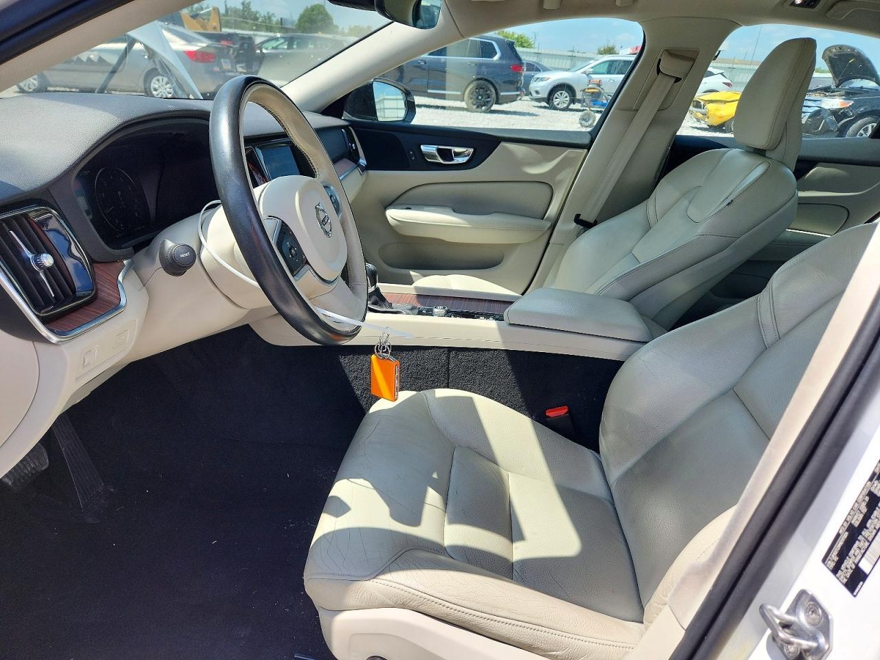 2021 Volvo S60 T5 Momentum - zdjęcie 7