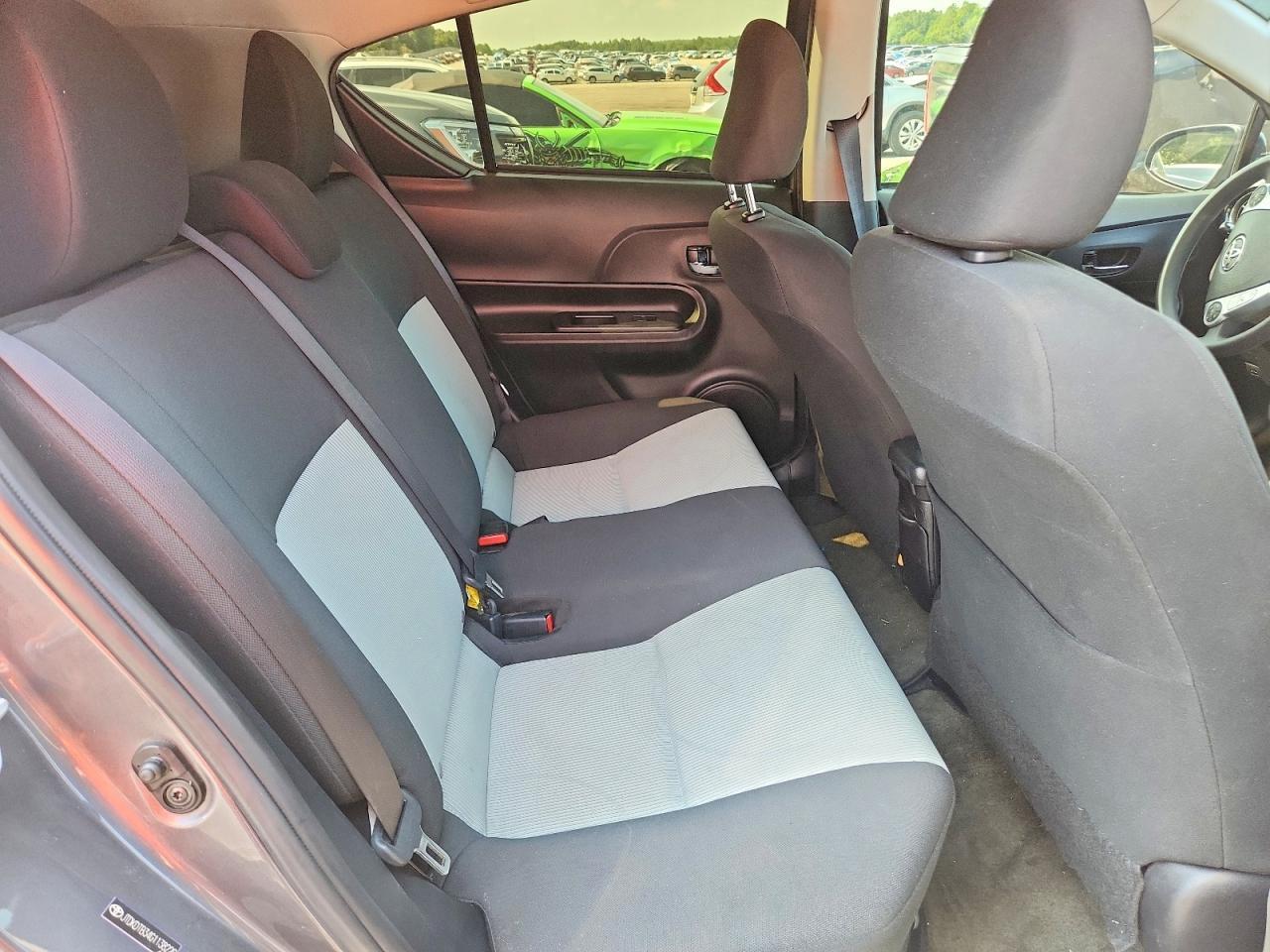 2016 Toyota Prius C Two - zdjęcie 10