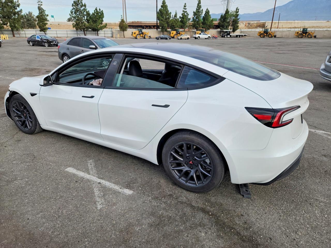2025 Tesla Model 3 - zdjęcie 2