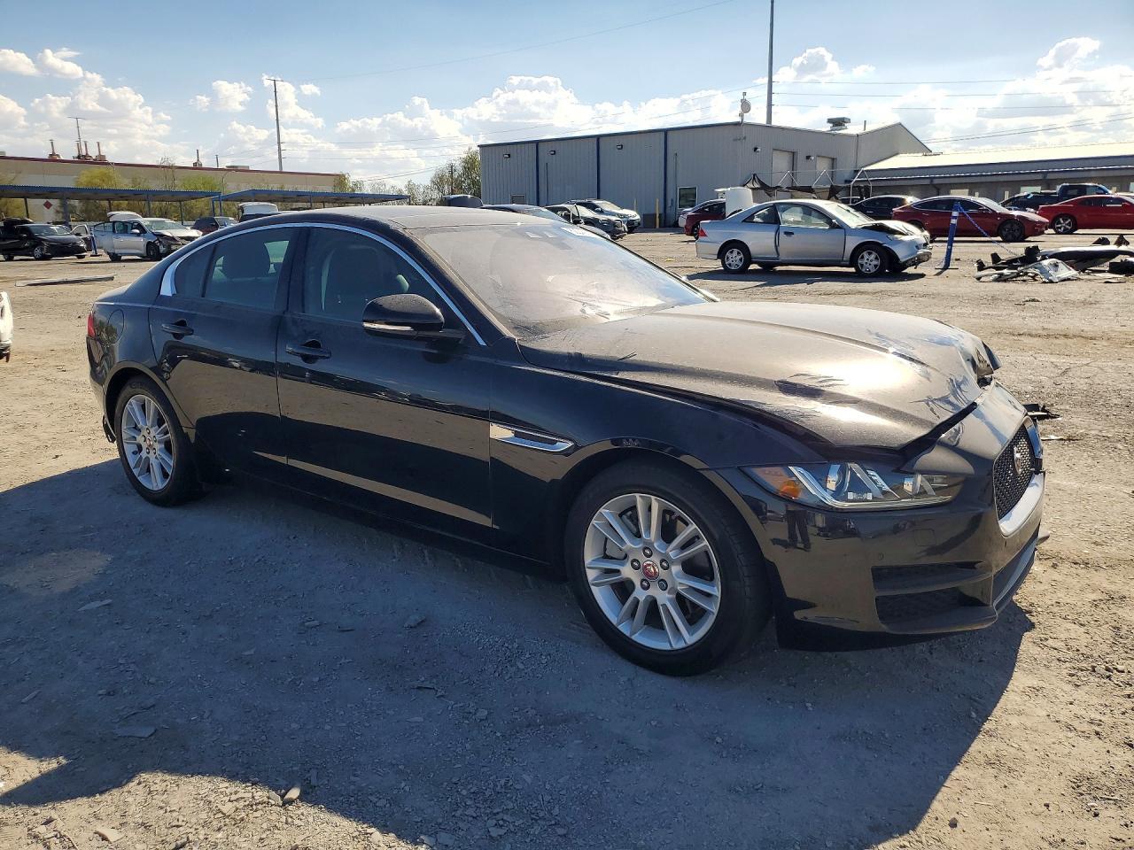 2017 Jaguar Xe Premium - zdjęcie 4