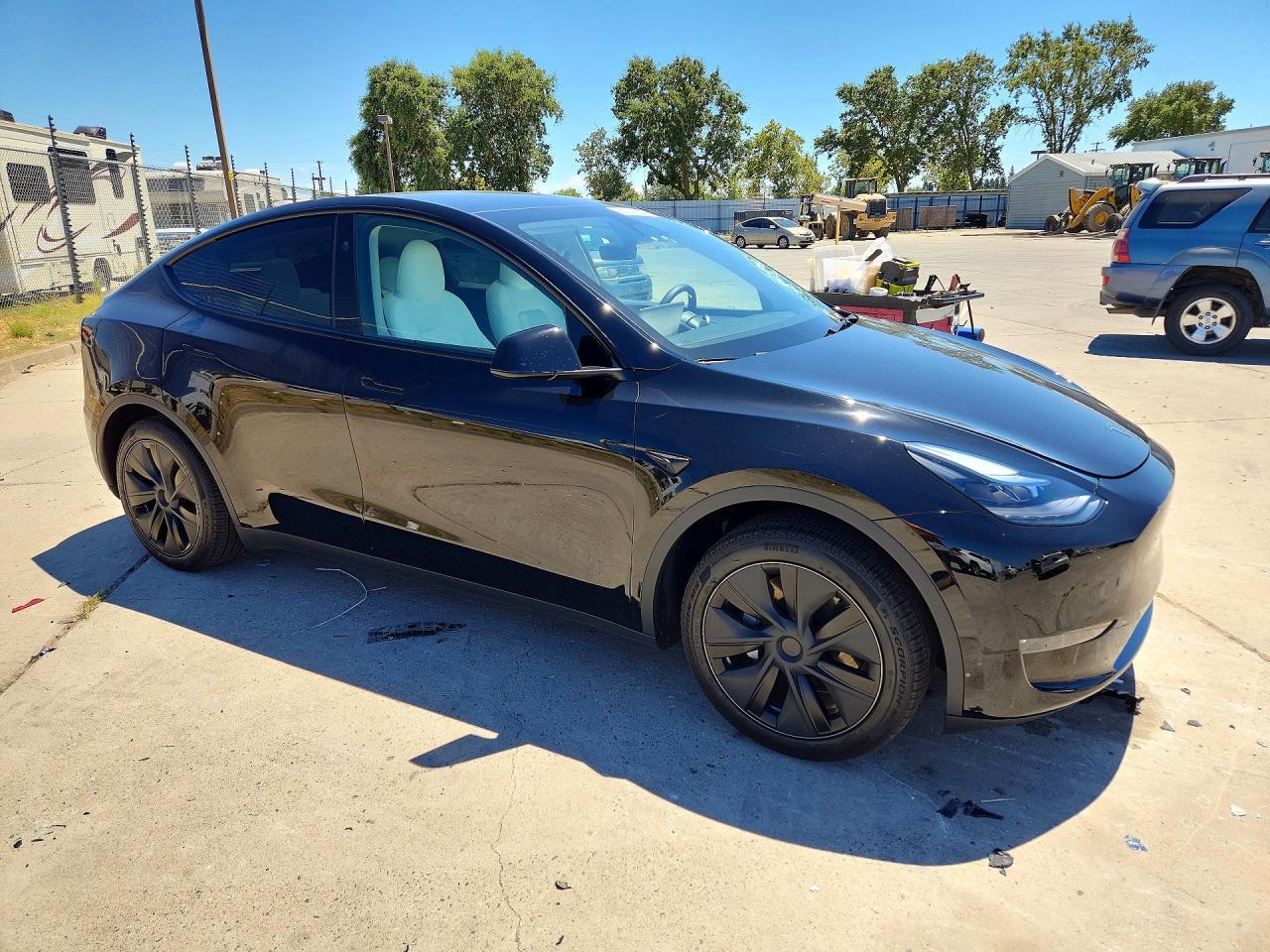 2025 Tesla Model Y - zdjęcie 4