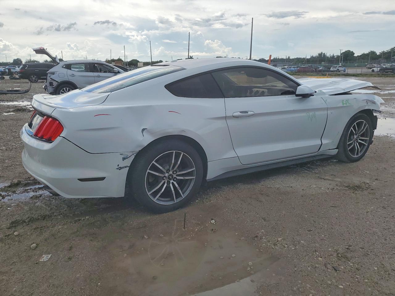 2015 Ford Mustang - zdjęcie 3