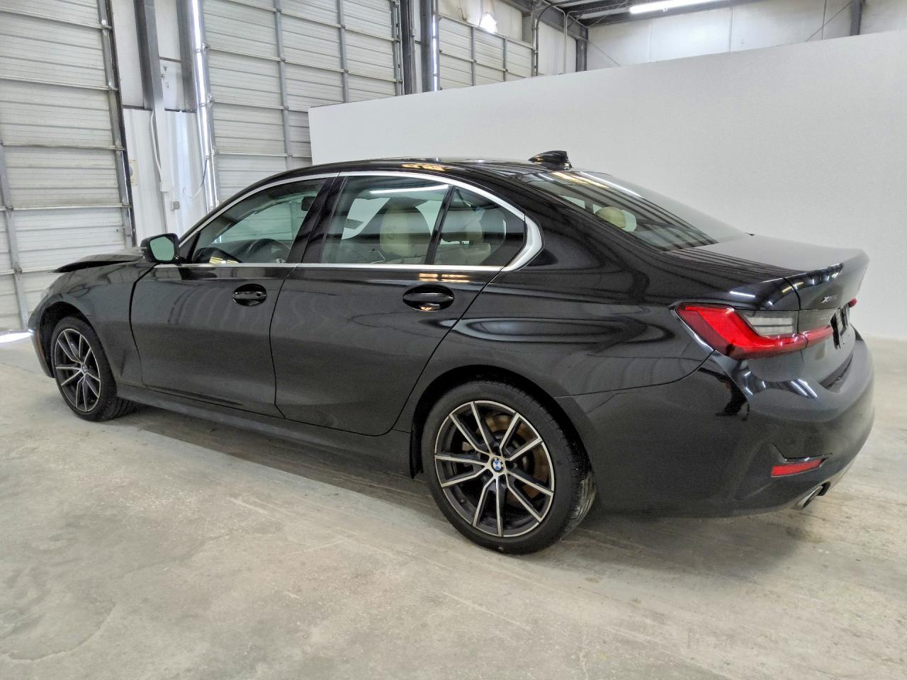 2021 BMW Seria 3 330i - zdjęcie 2