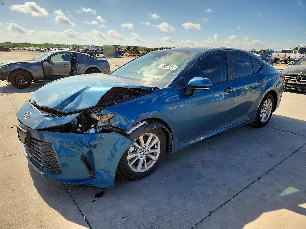 2025 Toyota Camry Le - zdjęcie główne