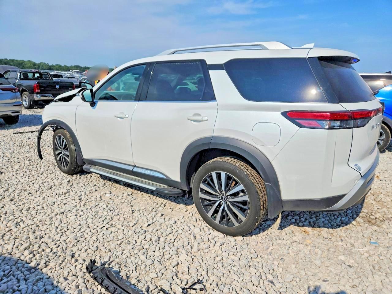 2025 Nissan Pathfinder Platinum - zdjęcie 2