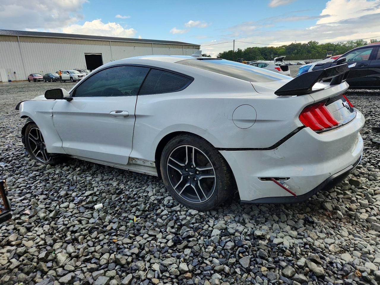 2021 Ford Mustang - zdjęcie 2