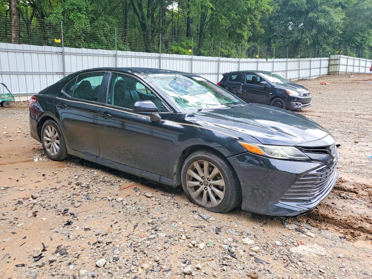 2020 Toyota Camry Le - zdjęcie 4