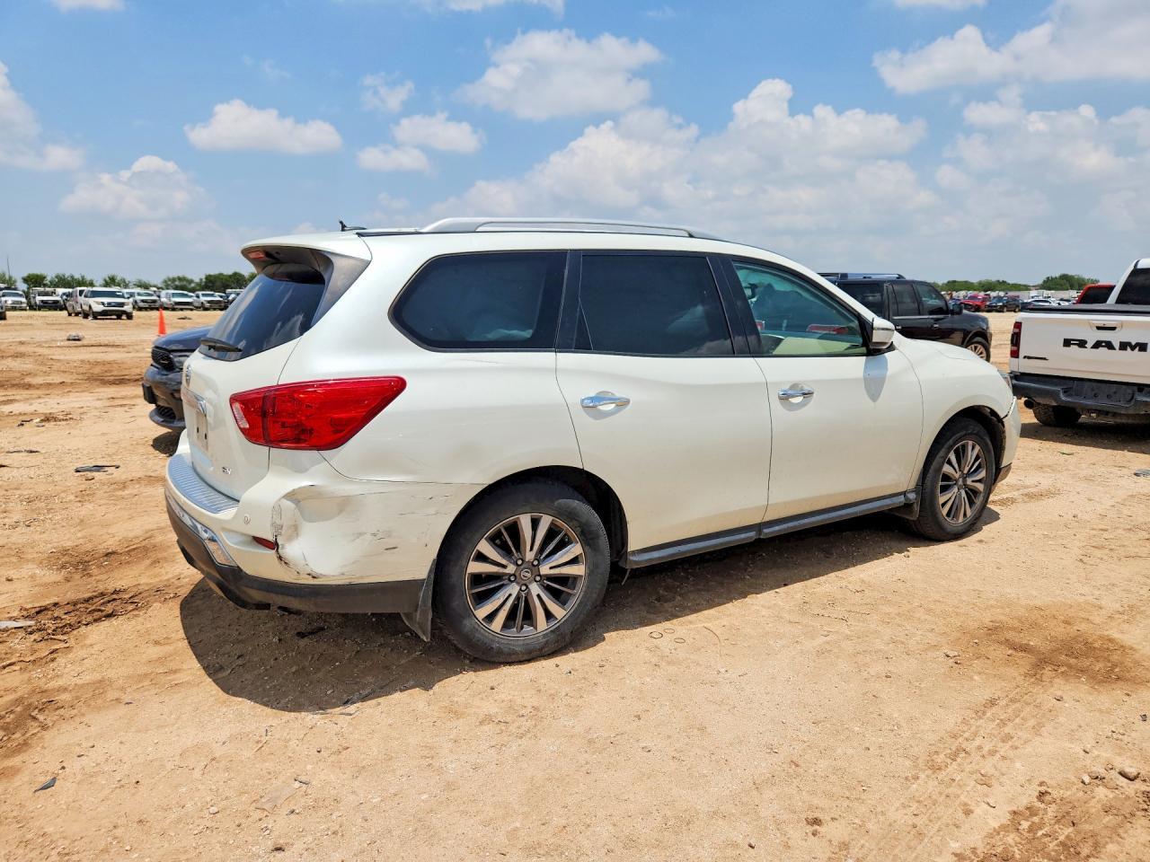 2017 Nissan Pathfinder Sv - zdjęcie 3