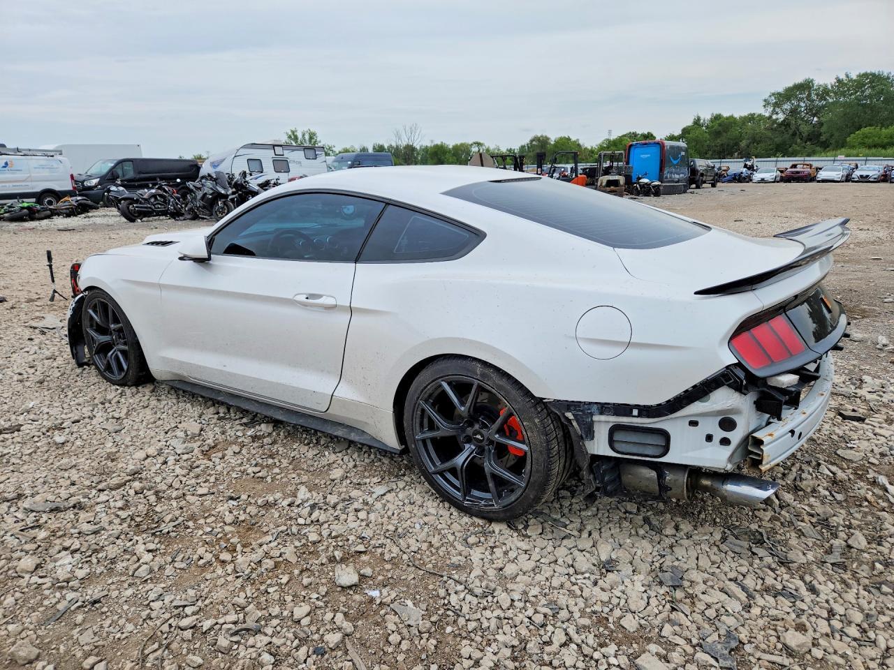 2017 Ford Mustang - zdjęcie 2